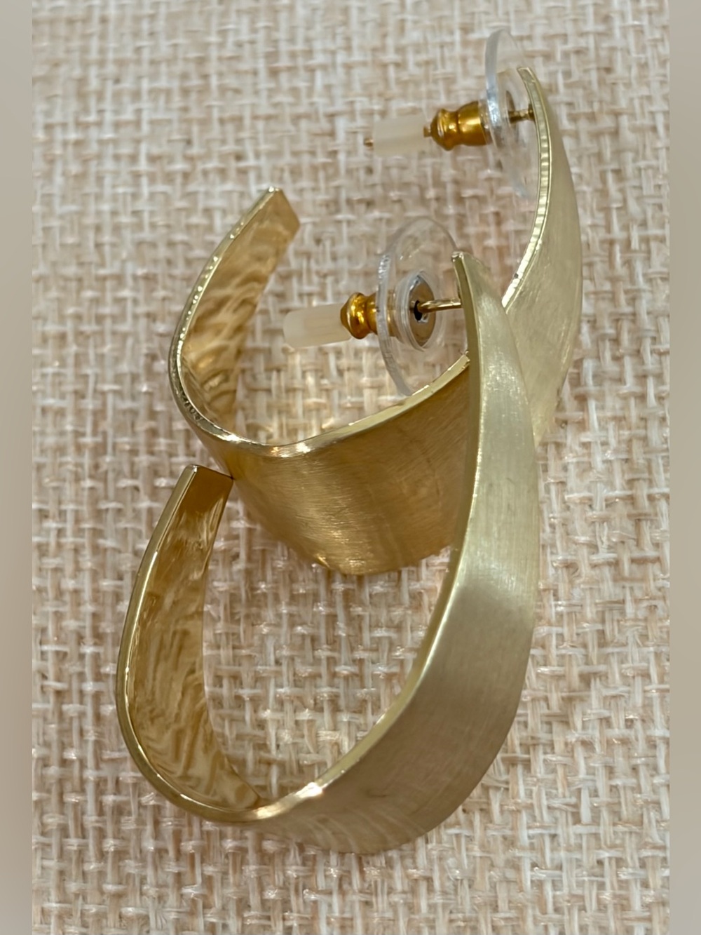 NWOT Marlyn Schiff Stunning Lightweight Brushed Gold-Tone Hoop Earrings